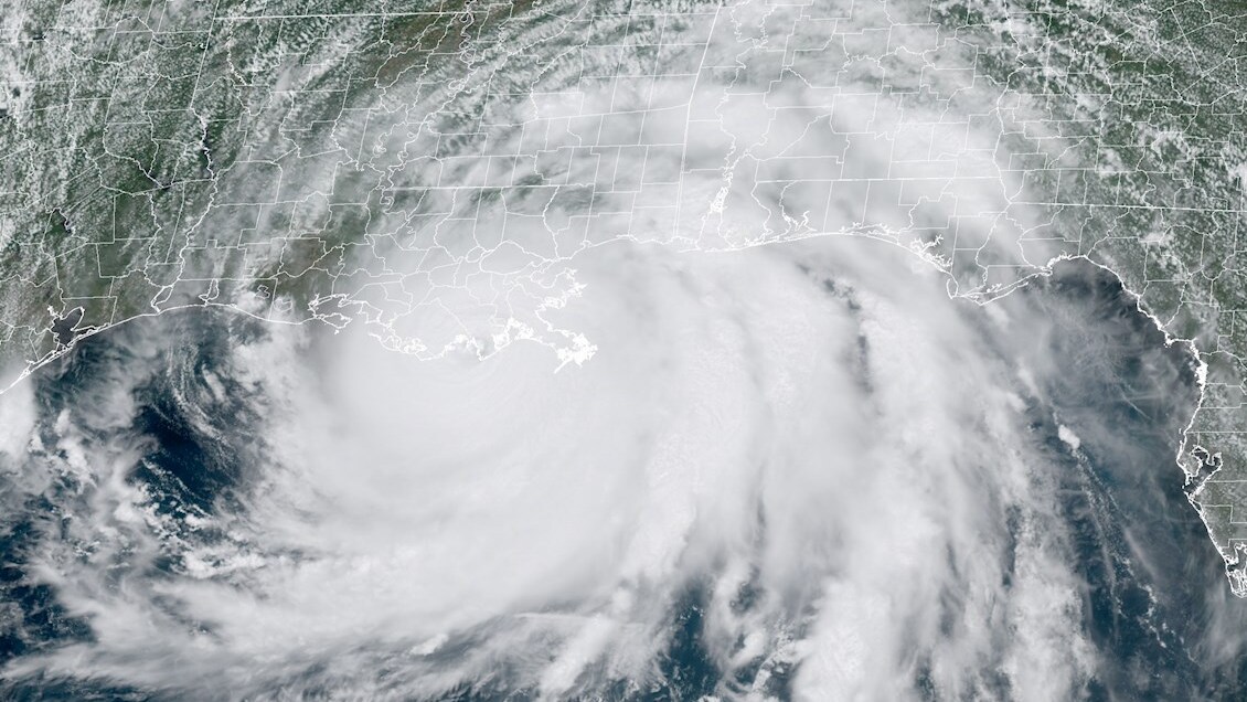 Huracán Ida golpea con fuerza la costa de EEUU y amenaza Nueva Orleans