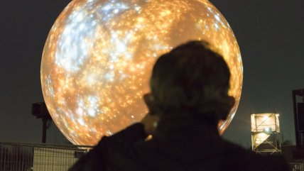   Show sensorial con bola de cristal gigante se toma el Parque de la Familia en Santiago 