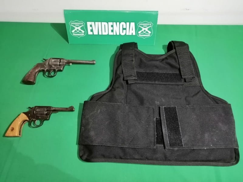 Hombre que viajaba fue detenido portando chaleco antibalas y armas de fuego