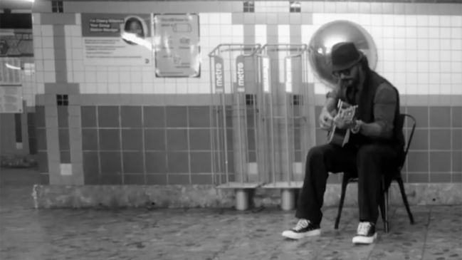 Ricardo Arjona tocó en el metro de Nueva York y tuvo cero audiencia