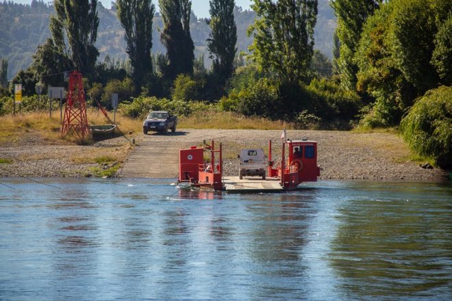 Desconocidos cortaron cadenas de balsa sobre un río en Lumaco