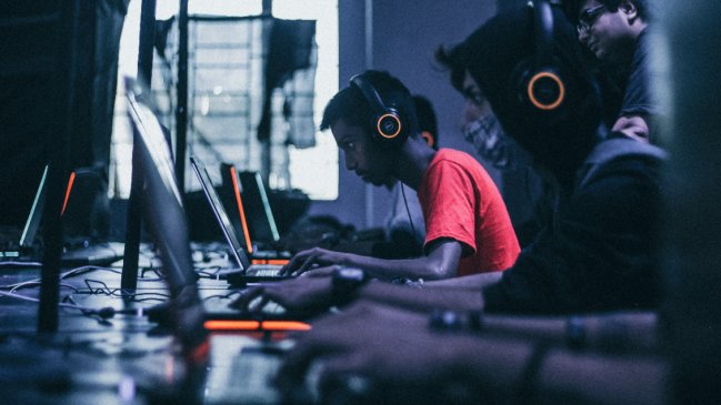 China prohíbe que menores jueguen videojuegos online más de tres horas por semana