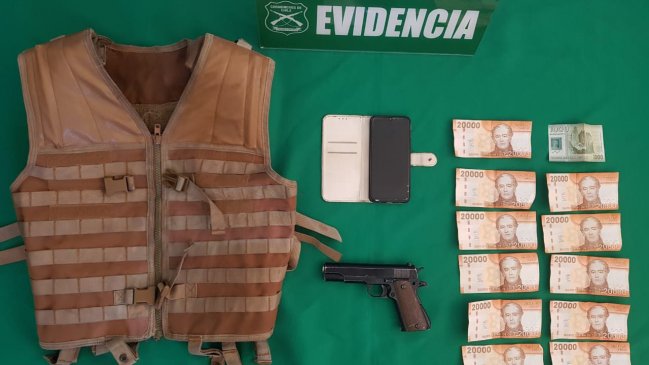 Acusados de robo con intimidación fueron detenidos con un chaleco táctico, pistola y diversas especies