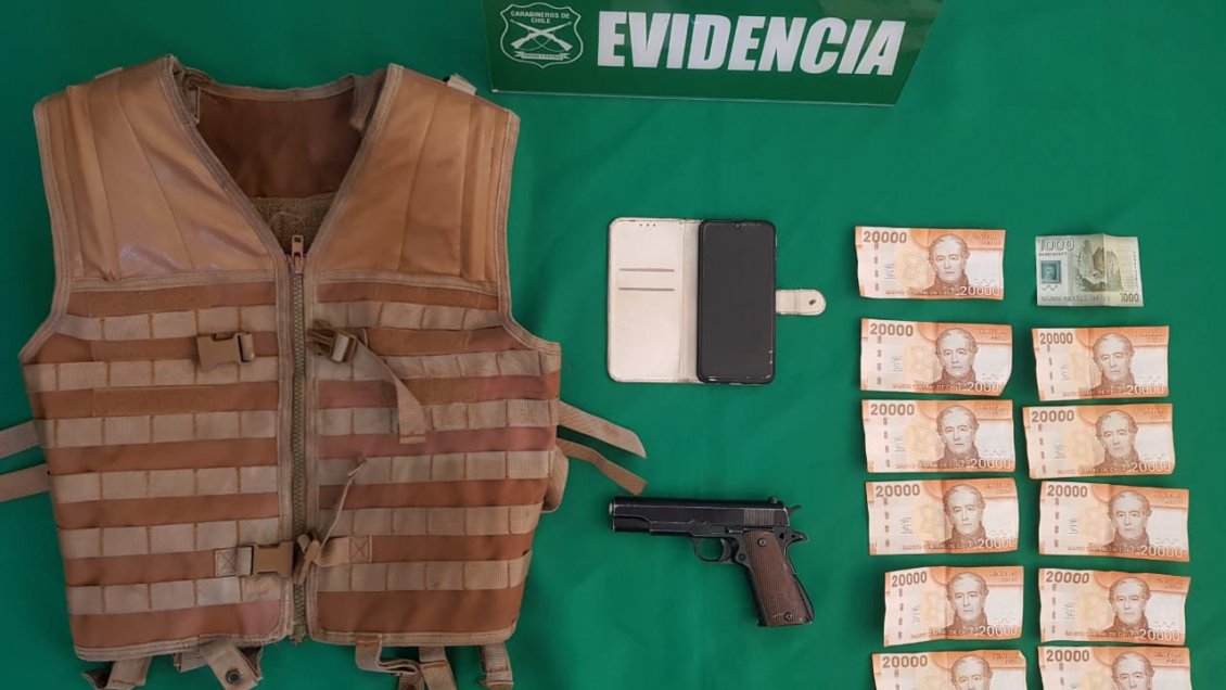 Acusados de robo con intimidación fueron detenidos con un chaleco táctico, pistola y diversas especies
