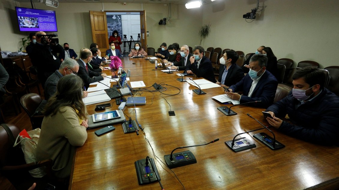 Por mínimo margen y en medio de duro debate sobre sus efectos, el cuarto retiro saltó su primera valla