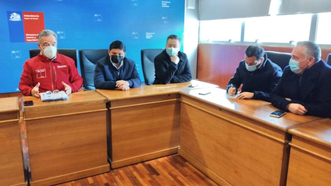 Arrecian las críticas al delegado presidencial por polémica reunión en quincho de Carabineros