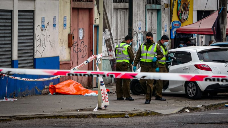 Conductor perdió el control y arrolló a dos personas en Iquique: Una falleció en el lugar