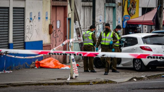 Conductor perdió el control y arrolló a dos personas en Iquique: Una falleció en el lugar
