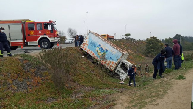 Accidente entre camiones deja cuatro lesionados en Viña del Mar: Uno está en riesgo vital