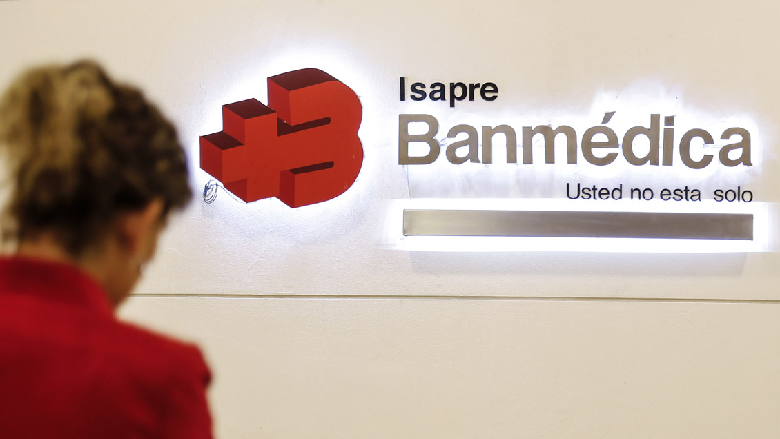 Isapre Banmédica desafilia y querellará a 28 clientes por licencias médicas falsas