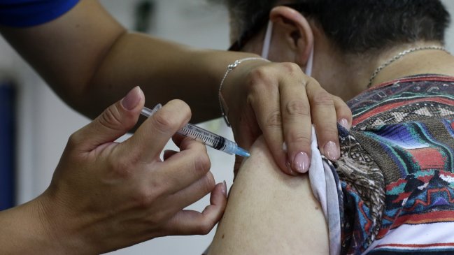 Aplicación de dosis de refuerzo a menores de 55 años comienza la próxima semana