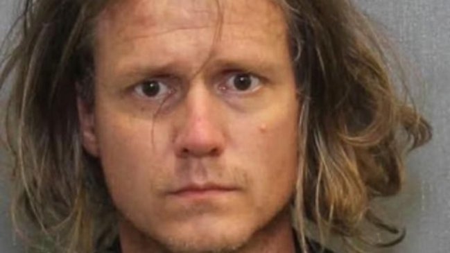 Hombre cortó su pene y lo lanzó desde auto en persecución policial