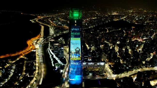 ASICS Chile iluminó el Costanera Center para la apertura de su nueva tienda