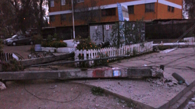 Camión arrasó con seis postes en Pudahuel: 1.200 clientes se encuentran sin electricidad