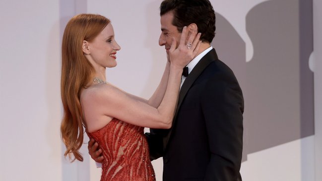 Jessica Chastain y Oscar Isaac se roban las miradas ¡Una acción jamás vista en la red carpet de Venecia!