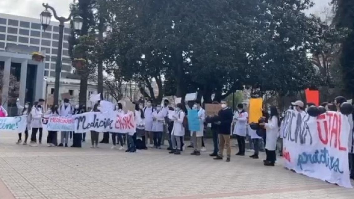 Estudiantes de Medicina de la UTalca protestaron por faltas de prácticas profesionales