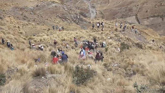Al menos 23 pasajeros fallecieron tras caída de bus a un barranco en Bolivia