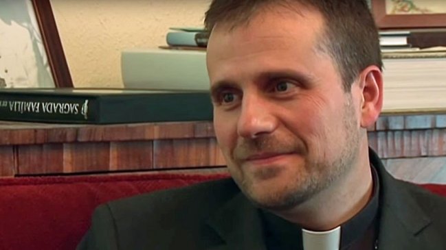 Polémico obispo español dejó su cargo tras enamorarse de escritora experta en satanismo