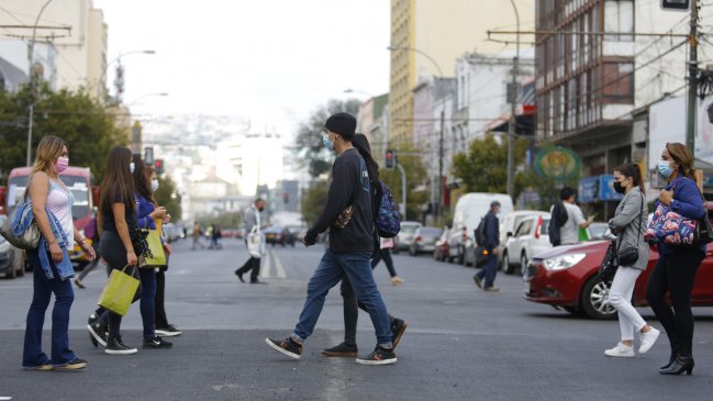 Estudio: Desconfinamiento y vacunación han mejorado la salud mental de los chilenos