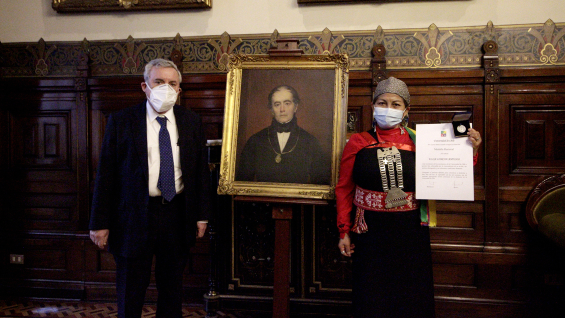Universidad de Chile entregó reconocimiento a Elisa Loncon: La Medalla Rectoral