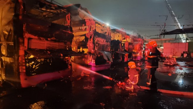 Incendio afectó a depósito de buses en Estación Central
