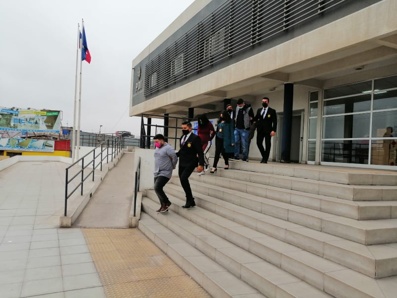 Sujeto se jactaba de tener un arma y drogas por redes sociales: Fue detenido a la salida de un pub