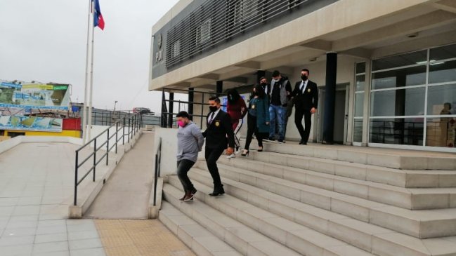 Sujeto se jactaba de tener un arma y drogas por redes sociales: Fue detenido a la salida de un pub