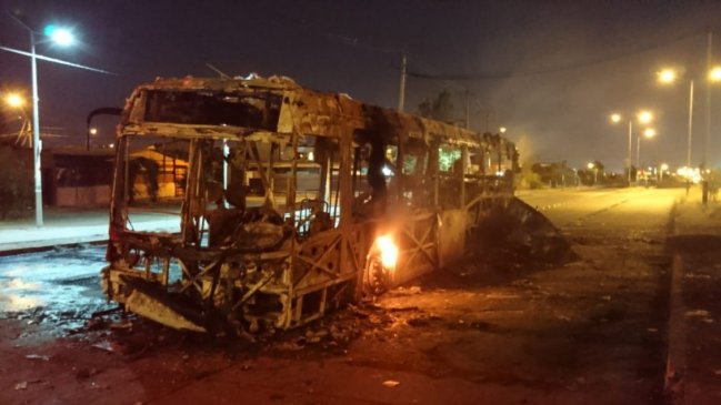 Sujetos quemaron bus del Transantiago durante protesta en Maipú