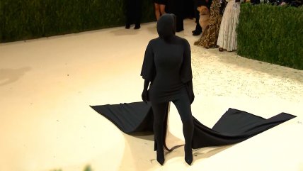   De negro completo: El comentado look de Kim Kardashian en la Met Gala 2021 