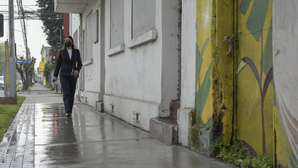 Municipio de Chillán aplicará antideslizante para veredas tras molestia de transeúntes