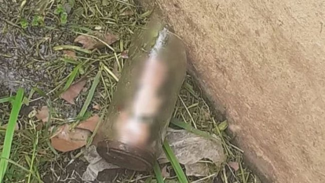 Joven cortaba el pasto y encontró un pene en un frasco