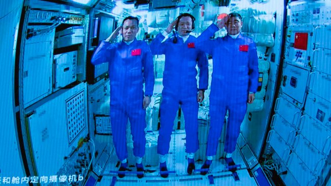 Los tres ocupantes de la estación espacial china emprenden el regreso a Tierra