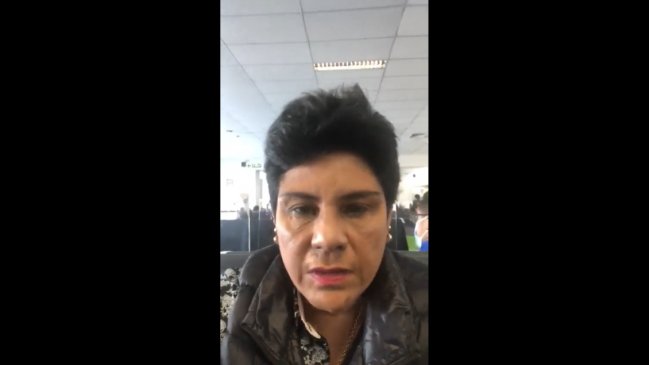 Pidió disculpas: Captan a congresista peruana entrando a la ducha en plena sesión virtual