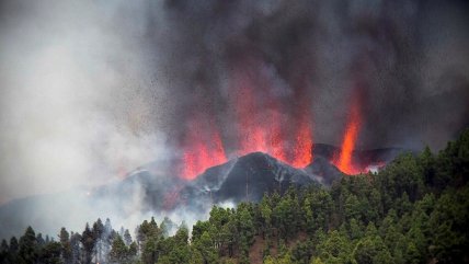   La isla española de La Palma, en estado de alarma tras la erupción del volcán Cumbre Vieja 