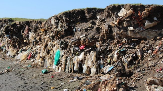 Marejadas descubrieron basura acumulada en vertedero inactivo de Talcahuano