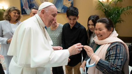  Papa recibió a tres familias afganas que huyeron de Afganistán  
