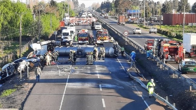 Al menos una persona fallecida dejó choque múltiple en Villa Alegre