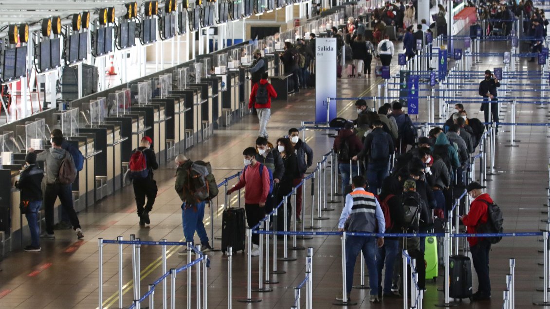 La UE recomienda levantar limitaciones a viajes desde Chile por la pandemia