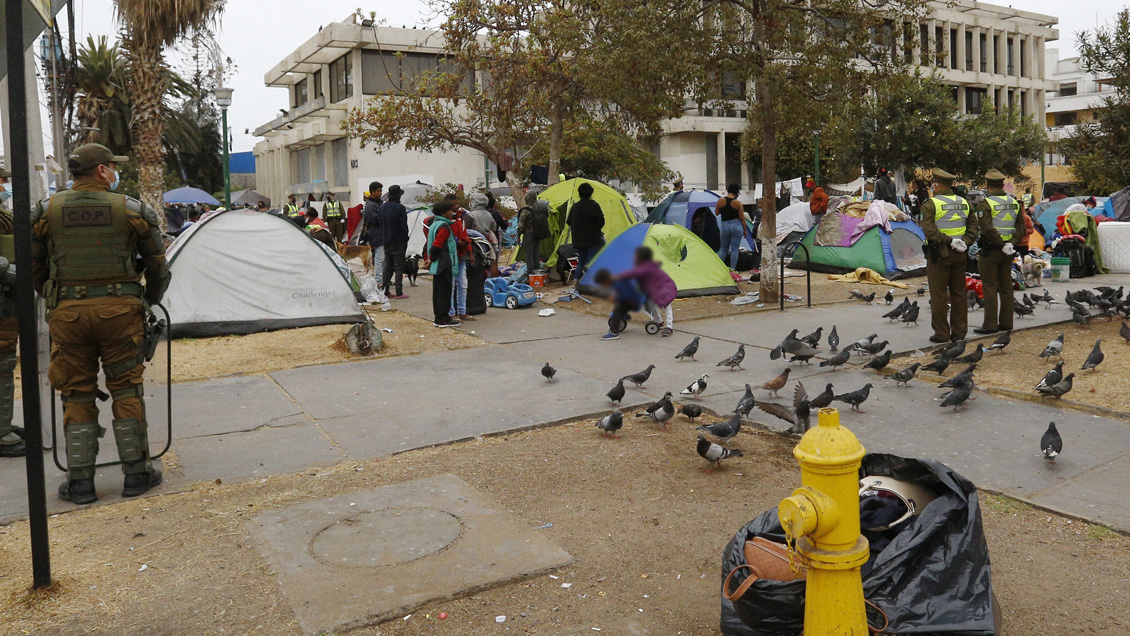 Iquique: 14 detenidos y cinco carabineros heridos por incidentes en desalojo de campamento de migrantes