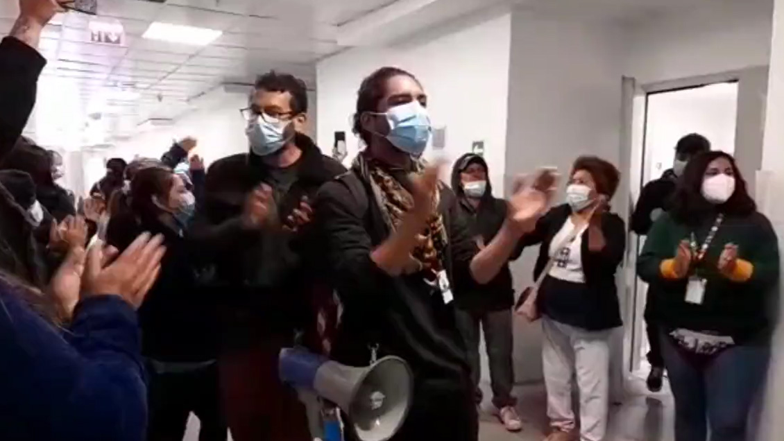 Trabajadores del aseo en huelga se tomaron la lavandería del Hospital Regional de Antofagasta
