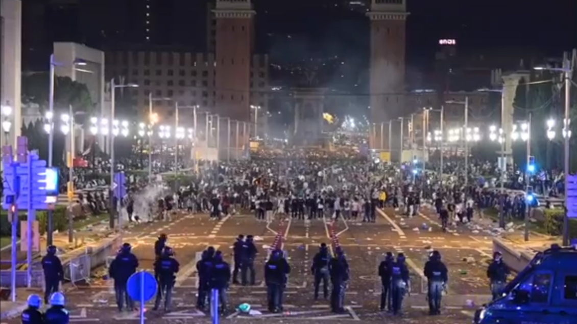 Fiesta en Barcelona que congregó a 40.000 asistentes terminó con desórdenes