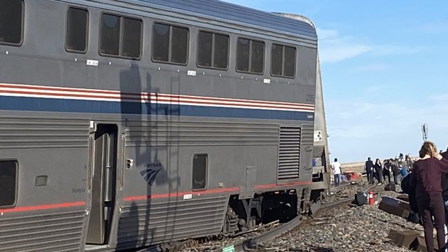 Al menos tres muertos en descarrilamiento de tren de pasajeros en EEUU