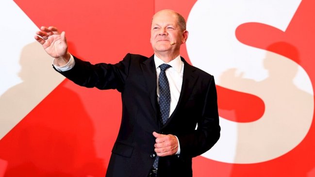 Socialdemócratas alemanes superan a conservadores por estrecho margen