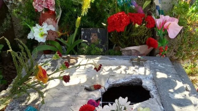 Desconocidos vandalizan tumba de Víctor Jara en el Cementerio General
