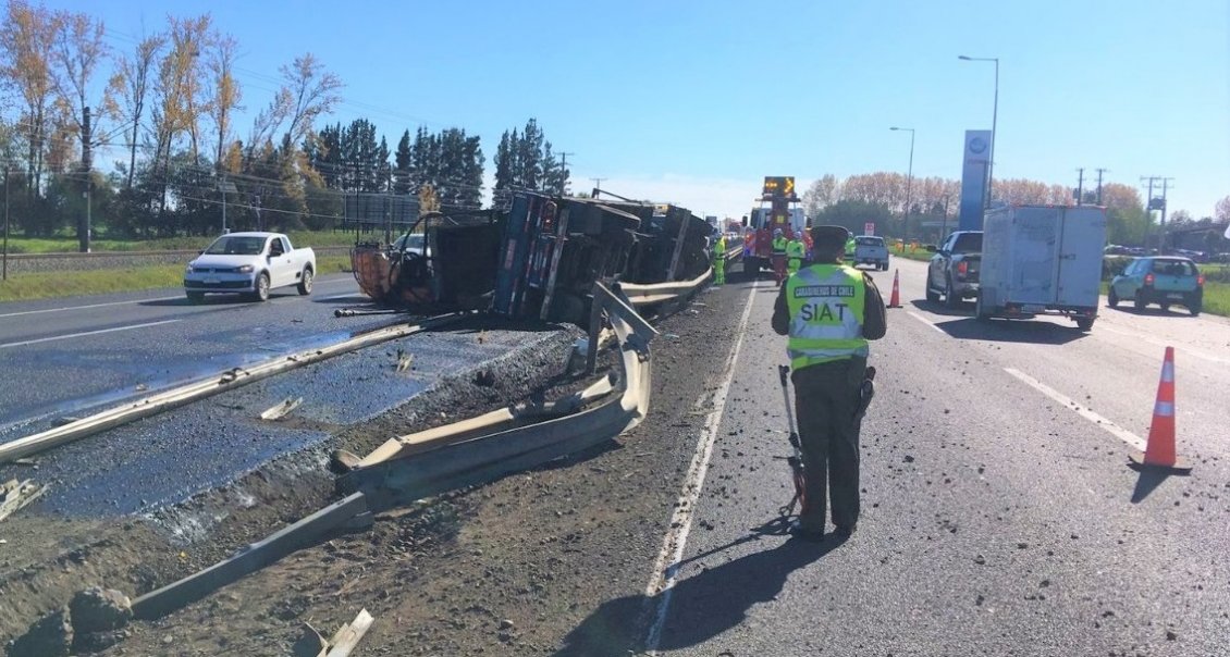 Carabineros investiga choque y volcamiento de camión que dejó una persona fallecida en Ñuble