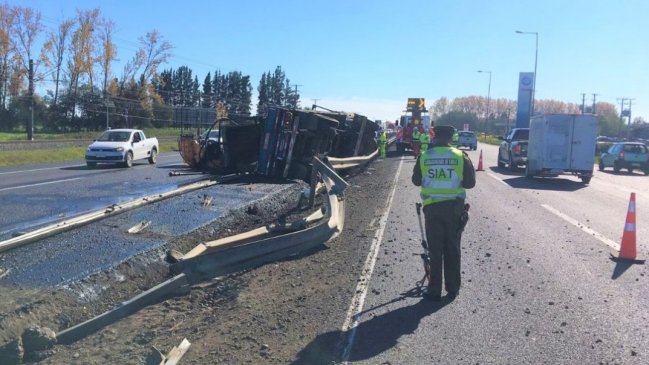 Carabineros investiga choque y volcamiento de camión que dejó una persona fallecida en Ñuble