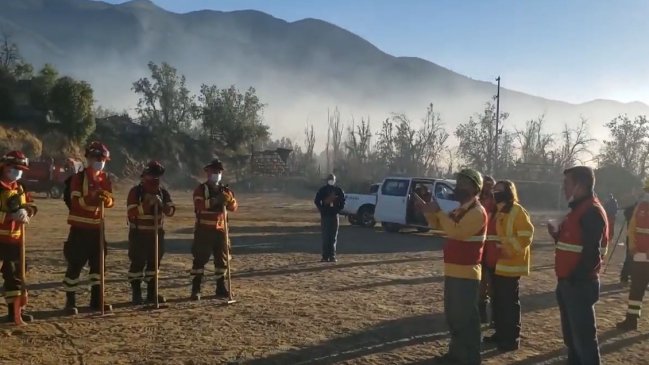 Viento y altas temperaturas dificultarían el combate del incendio forestal en Tiltil