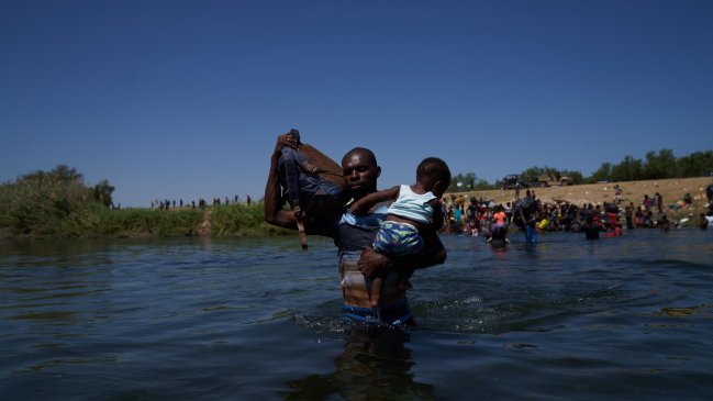 Justicia de EE.UU. autoriza a Biden a seguir con expulsiones por motivo de salud pública