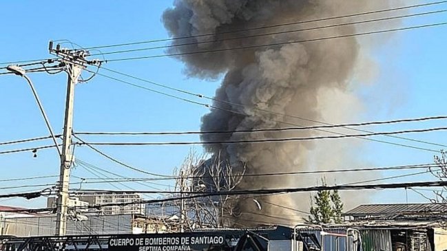 Incendio consumió por completo cuatro viviendas en Ñuñoa