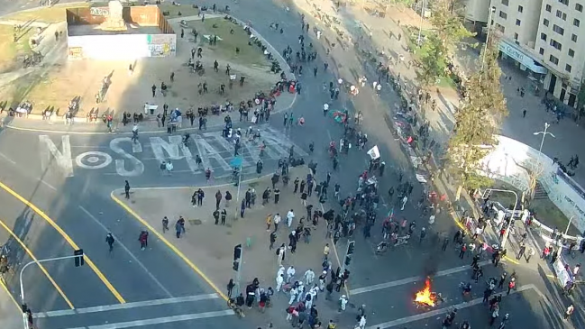 Nuevo viernes de manifestaciones: Se registran barricadas en Plaza Baquedano